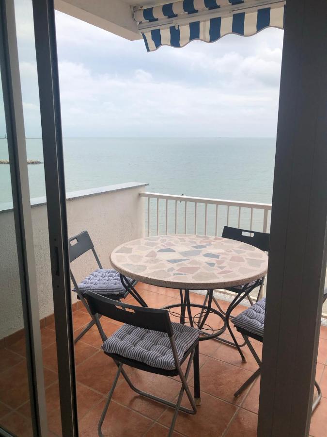 Apartamento En Primera Linea De Mar Sant Carles De La Rapita Luaran gambar